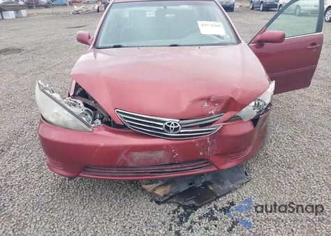 2005 Toyota Camry Le z USA, uszkodzony, nr VIN 4T1BE32K25U076731